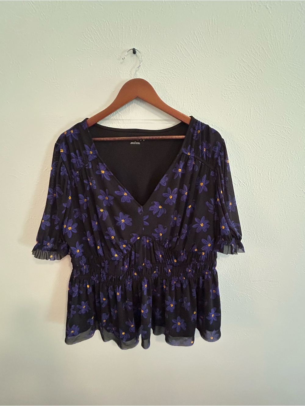 Ava&Viv 1x Women's Black Floral V-Neck Smocked Peplum Top